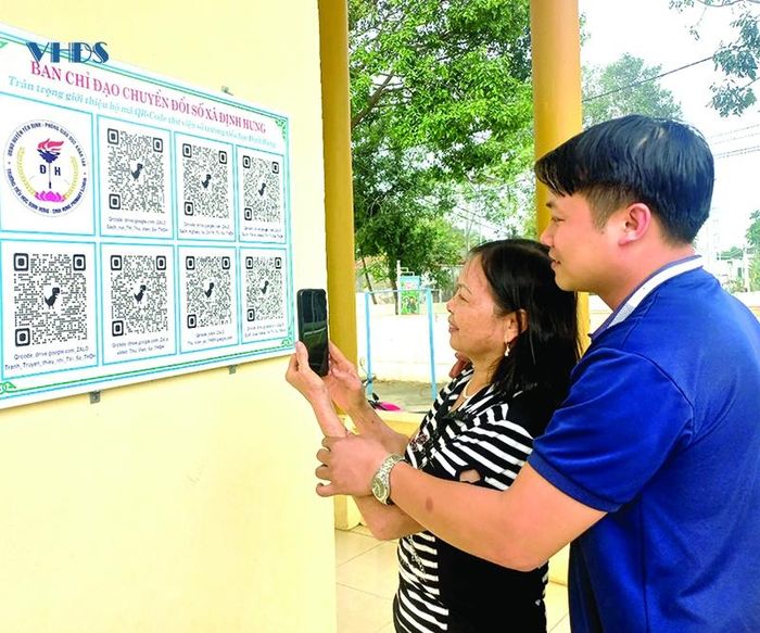 Người dân thôn Đồng Tình, xã Định Hưng quét mã QR Code để truy cập thư viện số.