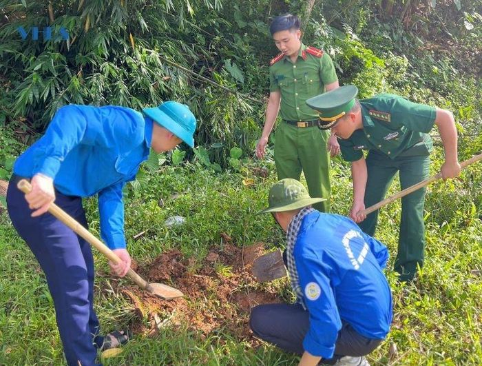 Các bạn đoàn viên phối hợp với các tổ chức thiện nguyện trồng cây, hoa dọc tuyến đường của bản.