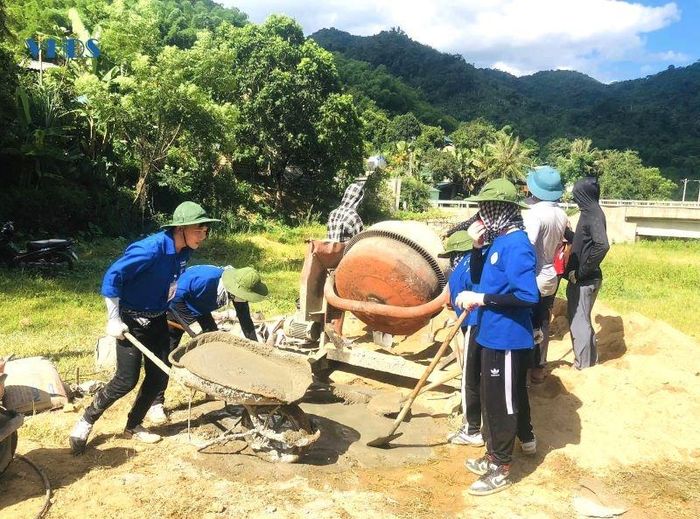 Các ĐVTN tham gia thi công con đường.