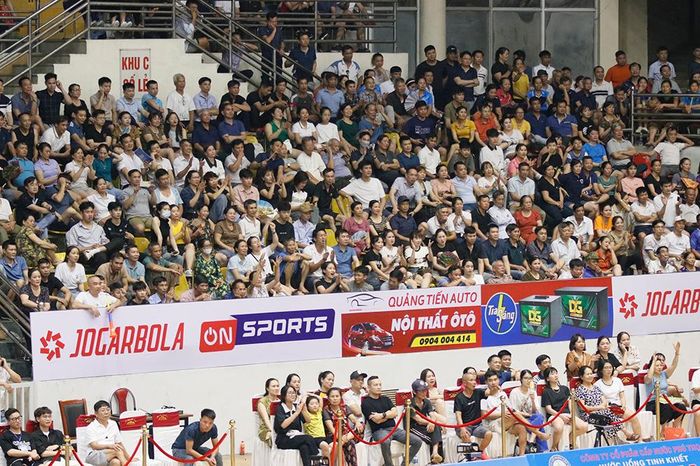 Đông đảo khán giả đến theo dõi và cổ vũ cho các đội bóng.
