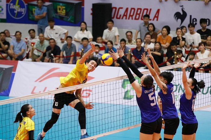 Hàng chắn cùa VTV Bình Điền Long An đã thi đấu xuất sắc để hạn chế sức tấn công của Bích Tuyền.