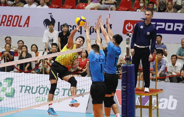 Nam Hà Tĩnh (áo vàng) thất bại trong trận tranh giải Ba trước Thể Công Tân Cảng.