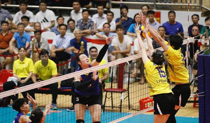 Màn trình diễn tuyệt vời của ngoại binh Chen Peiyan (số 5 áo xanh) đã giúp VTV Bình Điền Long An lên ngôi Vô địch Cúp Hùng Vương 2024.