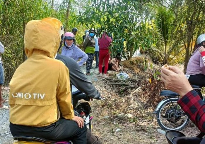 Người dân tập trung theo dõi vụ án.