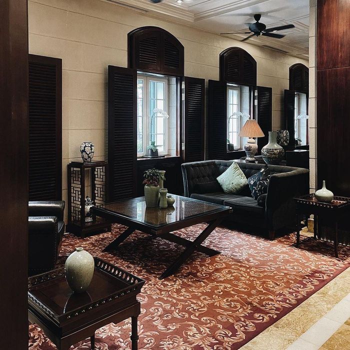  Heritage Wing có 103 phòng, trong đó có ba phòng đặc biệt Legendary Suite nằm ở ba tầng khác nhau, mỗi phòng có diện tích khoảng 70 m2. Mỗi phòng Legendary Suite được đặt tên theo những người nổi tiếng ở Anh từng lưu trú tại khách sạn vào đầu thế kỷ 20, gồm danh hài Charlie Chaplin, nhà văn, kịch tác gia Somerset Maugham và tiểu thuyết gia kiêm nhà báo Graham Greene. 