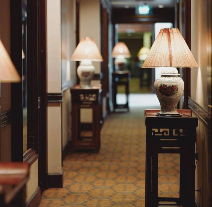  Khách sạn có hai tòa nhà là Opera Wing (phố Lý Thái Tổ) và Heritage Wing, nằm ngay mặt phố Ngô Quyền (quận Hoàn Kiếm). Trong hình, sảnh chính của tòa nhà Heritage Wing mang những đường nét của kiến trúc Đông Dương với tông màu chủ đạo vàng và nâu. 