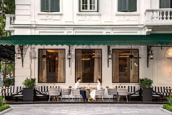  Giá phòng tại khách sạn dao động 10-40 triệu đồng/đêm. Riêng loại phòng Legendary Suite có giá 170 triệu đồng/đêm. Khách ở trong ba phòng đặc biệt được tận hưởng dịch vụ cao cấp nhất, có quản gia riêng. Đây là mức giá phòng khách sạn đắt nhất Việt Nam hiện nay. Các khách sạn có giá phòng đắt nhất, từ 100 triệu đồng trở lên đa phần đều là các khu nghỉ dưỡng biển và ven sông. 