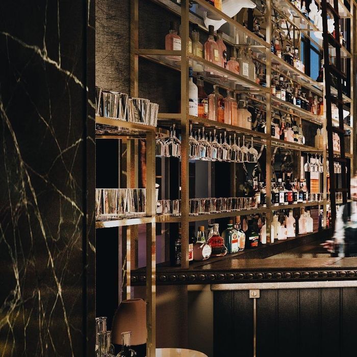  Bên trong khách sạn gồm 6 nhà hàng và quán bar với nhiều phong cách. Từ quán cà phê La Terrasse đậm chất Paris đến Bamboo Bar bình dị bên bể bơi, từ nhà hàng Việt Nam Vườn Hương Vị đến nhà hàng Pháp cổ điển Le Beaulieu từng đoạt nhiều giải thưởng, thực khách có thể thoải mái lựa chọn phong cách phù hợp với khẩu vị bản thân. 