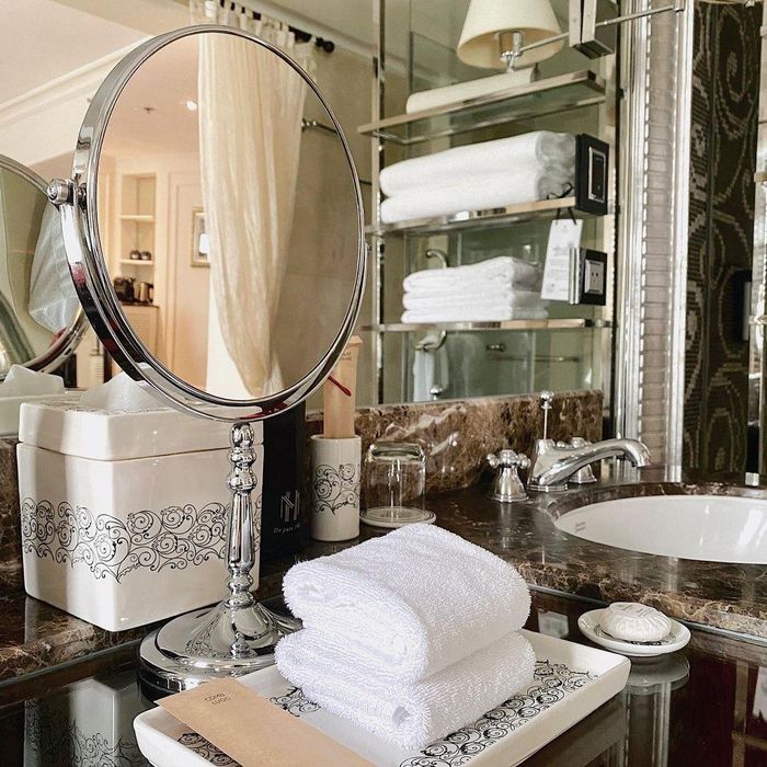  Điểm đặc biệt, cả ba phòng Legendary Suite đều có phòng tắm được ốp đá cẩm thạch và được trang bị bồn tắm, vòi sen, hệ thống đèn, các tác phẩm nghệ thuật và nội thất cao cấp. Bồn vệ sinh sử dụng mẫu mới và các chức năng hiện đại. Chỉ 3 phòng này mới sở hữu đồ dùng trong phòng như ly, cốc mang thương hiệu pha lê Baccarat nổi tiếng thế giới; có những cuốn sổ ghi lại cảm nhận của những khách từng ở trước đây. 