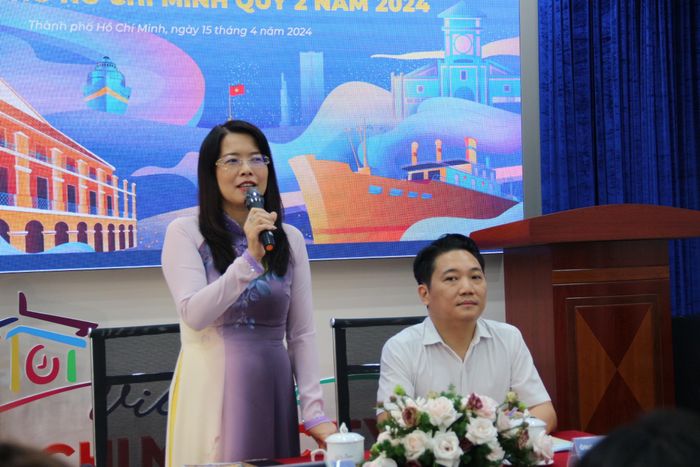  Bà Nguyễn Thị Ánh Hoa, Giám đốc Sở Du lịch TP.HCM phát biểu tại buổi thông tin sự kiện Du lịch TP.HCM quý II/2024 (chiều ngày 15/4). Bên cạnh là ông Lê Trương Hiền Hòa, phó giám đốc Sở Du lịch TP.HCM. 