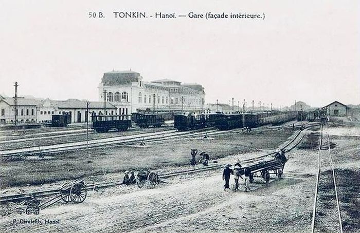 Ga Hàng Cỏ lúc đang xây, nhìn từ bên trong