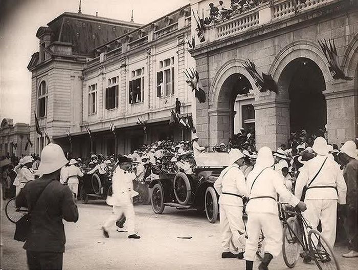 Lễ đón vua Khải Định ngự giá đến Hà Nội bằng xe lửa năm 1918