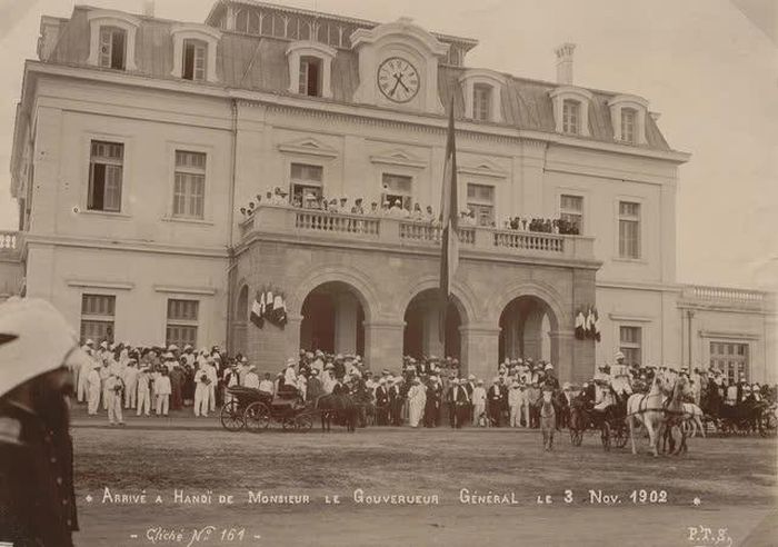 Ga Hàng Cỏ tiếp quan khách đầu tiên là toàn quyền Beau đến nhậm chức ngày 3/11/1902 và khánh thành