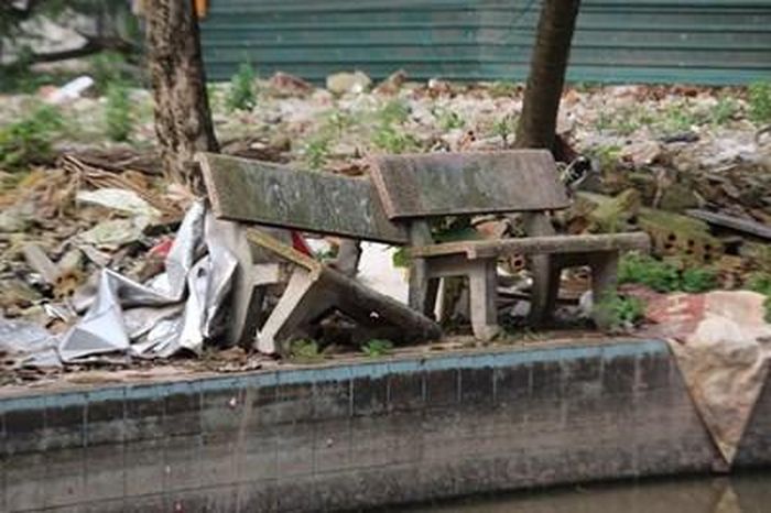Ghế đá bị hỏng đã lâu nhưng không được sửa chữa, thay mới. 