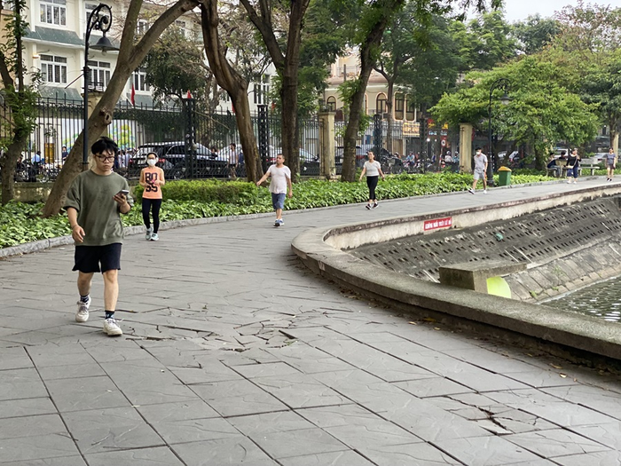 Một trong những đoạn đường bong tróc, hư hỏng. 