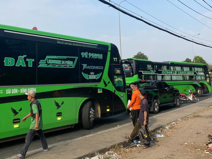 Phương tiện đón khách trên quốc lộ 1 (TP Thủ Đức). Ảnh: H.H