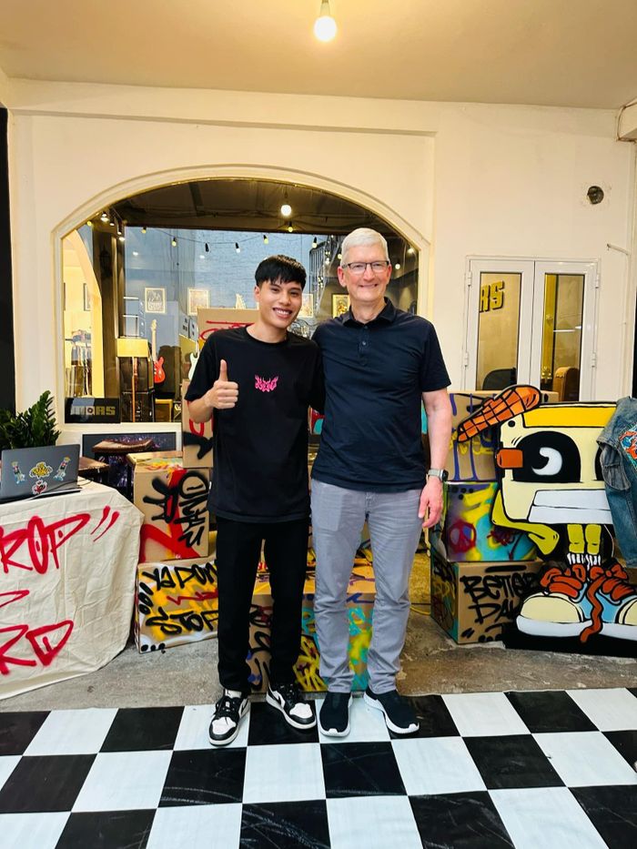 Tim Cook giao lưu với Suboi và những nghệ sĩ khác tại Hanoi Rock City. Ảnh: Hanoi Rock City.