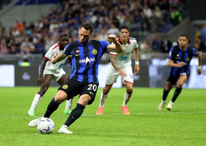 Yerry Mina để bóng chạm tay trong vòng cấm sau pha đánh đầu của Frattesi, và trên chấm 11m Calhanoglu không bỏ lỡ cơ hội ghi tên mình lên bảng điện tử