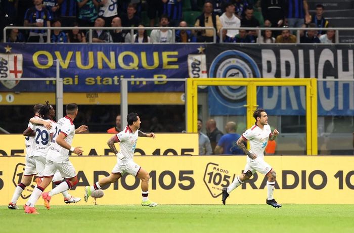 Dù vậy, Inter cũng không bảo vệ được thành quả khi để Cagliari gỡ hòa 2-2 ở phút 82. Gianluca Lapadula có vẻ đã dùng tay để làm tường cho Nicolas Viola xoay qua Acerbi rồi sút bóng tung lưới chủ nhà