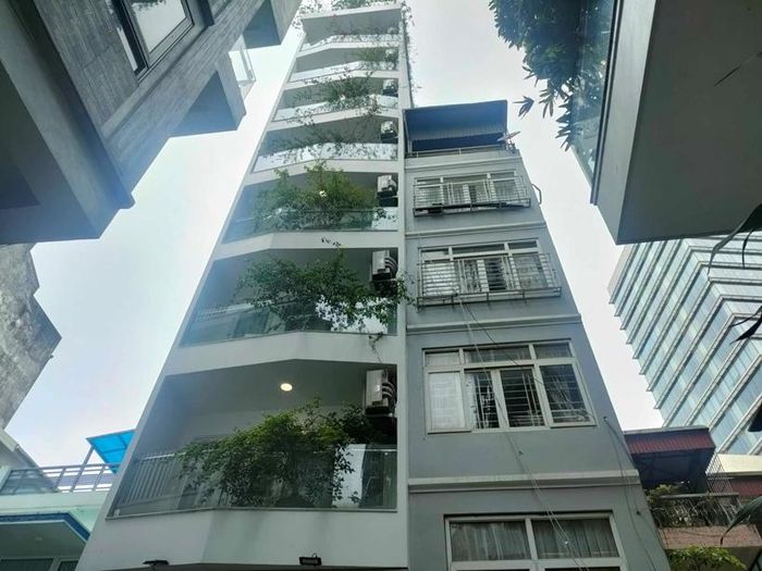  Vụ tai nạn khiến 2 công nhân tử vong khi sửa mái ngôi nhà số 22 (bên trái) có chiều cao bất thường tại ngõ Tức Mạc, phường Cửa Nam, quận Hoàn Kiếm. (Ảnh: G.Đ) 