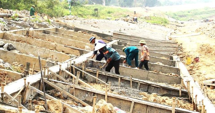 Triển khai thi công dự án kè sông Lam. Ảnh: Hoàng Vĩnh