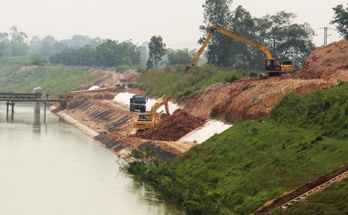 Thi công nâng cấp hệ thống kênh thủy lợi Bắc. Ảnh: Hoàng Vĩnh