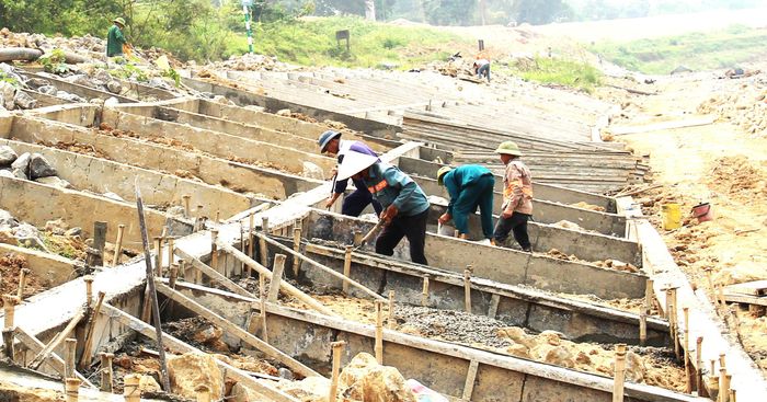  Triển khai thi công dự án kè sông Lam. Ảnh: Hoàng Vĩnh 