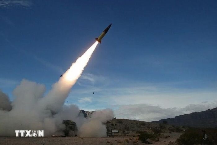  Tên lửa được phóng từ Iran về phía Israel tối 13/4/2024. (Ảnh: IRNA/TTXVN) 