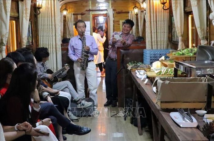 Biểu diễn nhạc trên tàu phục vụ du khách.