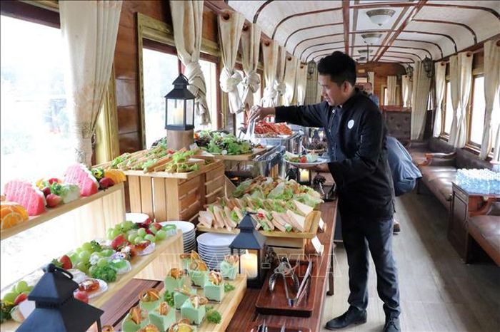 Du khách được phục vụ tiệc buffet trên tàu.