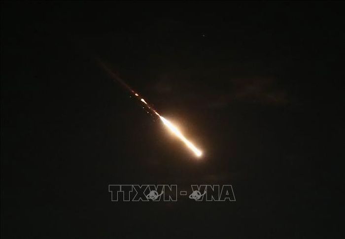 Hệ thống đánh chặn Iron Dome của Israel ngăn các vụ tấn công tên lửa và thiết bị bay không người lái của Iran trên bầu trời Jerusalem, ngày 14/4/2024. Ảnh: THX/TTXVN