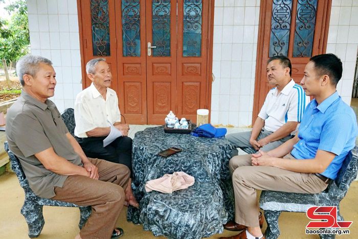 Ông Đỗ Thanh Vân (thứ 2 từ trái sang) chia sẻ kinh nghiệm trong tập hợp nhân dân.