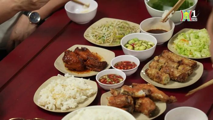 Đủ chất, tiện lợi, giá cả hợp lý và chuẩn cơm nhà nấu. Cơm bình dân ở Hà Nội vẫn luôn được nhiều người lựa chọn, như một thói quen mỗi ngày.