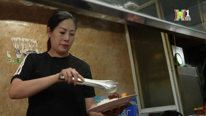 Người bán sẵn sàng làm đĩa cơm ngon theo yêu cầu của khách hàng với giá cả hợp lý.