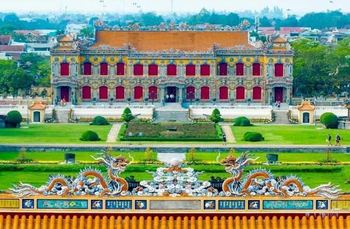 Nghệ thuật khảm sành sứ tại Điện Kiến Trung mới được hoàn thành.