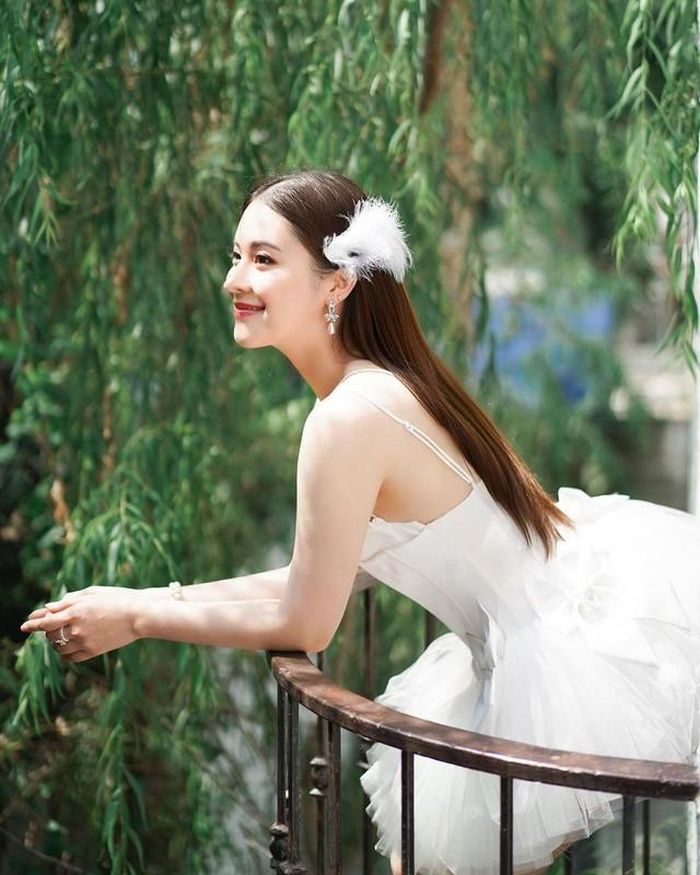 Với chiều cao lên đến 1m70 cùng gương mặt xinh đẹp, làn da mịn màng, Evelyn Sriabhandha dễ dàng chinh phục nhiều kiểu mốt thời trang khác nhau, lúc ngọt ngào, khi quyến rũ. Thỉnh thoảng, cô làm mới mình với những outfit trẻ trung, cá tính như áo croptop, chân váy ngắn,...