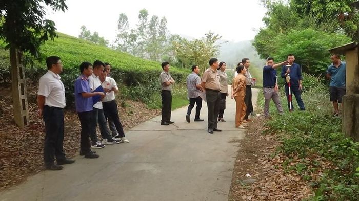 Lực lượng chức năng tiến hành đo đạc tại hiện trường phục vụ công tác THADS. Ảnh: Mận Nguyễn.