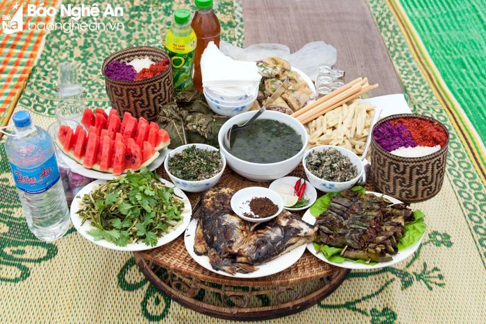  Về với lễ hội, du khách còn được thưởng thức những món ăn hấp dẫn của đồng bào Thái Con Cuông. Ảnh: Sách Nguyễn 
