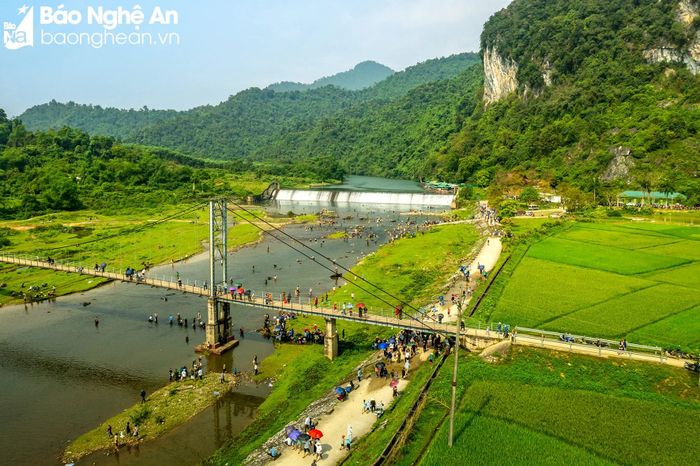  Lễ hội Môn Sơn - Lục Dạ diễn ra với nhiều nghi lễ trang trọng và nhiều hoạt động mang đậm bản sắc văn hóa của đồng bào dân tộc Thái tại Con Cuông. Ngoài các hoạt động biểu diễn văn nghệ, lễ hội còn có nhiều hoạt động trải nghiệm như thi dệt thổ cẩm, thi đánh bắt cá sông Giăng, đi cà kheo, ném còn… Du khách đến với lễ hội có thể tham gia các hoạt động trải nghiệm văn hóa độc đáo của người Thái. Trong ảnh: Người dân náo nức về với lễ hội. Ảnh: Sách Nguyễn 