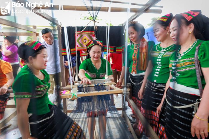  Trải nghiệm hội thi dệt thổ cẩm. Ảnh: Sách Nguyễn 