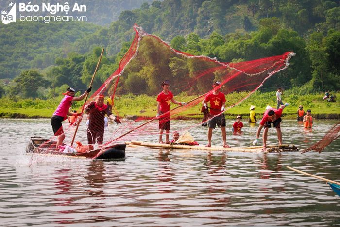  Cùng hòa mình với hội thi đánh bắt cá. Ảnh: Sách Nguyễn 