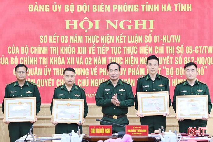  Đại úy Võ Trọng Giáp – Phó Đồn trưởng Đồn Biên phòng Kỳ Khang (ngoài cùng bên phải) là một trong những điển hình tiên tiến trong học và làm theo Bác của lực lượng biên phòng Hà Tĩnh. 