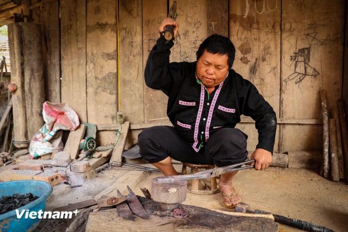  Anh Cứ A Nếnh là một trong những người đang gìn giữ nghề rèn của dân tộc Mông. (Ảnh: Hoài Nam/Vietnam+) 