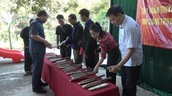  Các sản phẩm kết quả của khóa tập huấn nghề rèn năm 2023. (Ảnh: CTV/Vietnam+) 