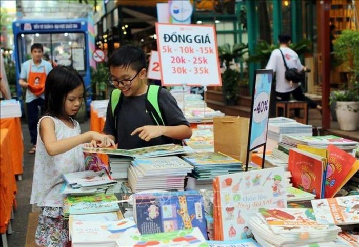 Trẻ em thích thú với những cuốn sách tại Hội sách trong khuôn khổ Ngày Sách và Văn hóa đọc Việt Nam lần thứ 2 năm 2023.