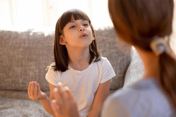 Đừng làm loãng khả năng chú ý của con bằng cách cho chúng một bài phát biểu dài 5 phút. (Ảnh: ITN).