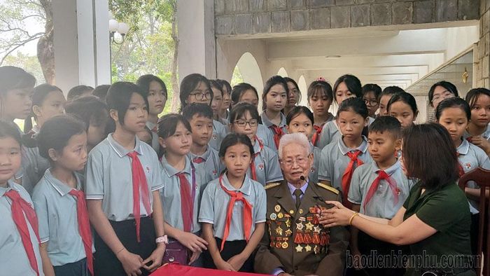 Chiến sĩ nhỏ Điện Biên tập trung lắng nghe những kỉ niệm trong chiến dịch Điện Biên Phủ từ lời kể của chiến sĩ Điện Biên.