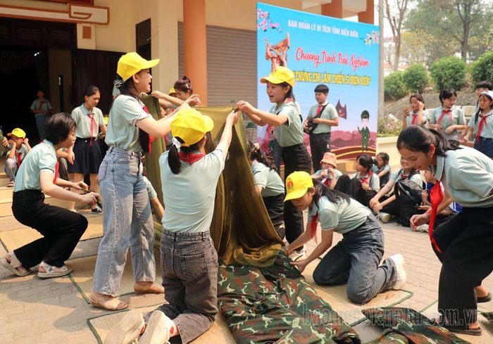 Các chiến sĩ nhỏ Điện Biên hào hứng tham gia trải nghiệm gấp chăn màn theo phong cách bộ đội.