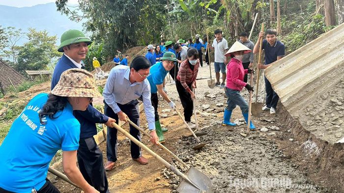 Tòa án nhân dân tỉnh tổ chức hoạt động ba cùng với nhân dân tại xã Hồng Thái (Na Hang).