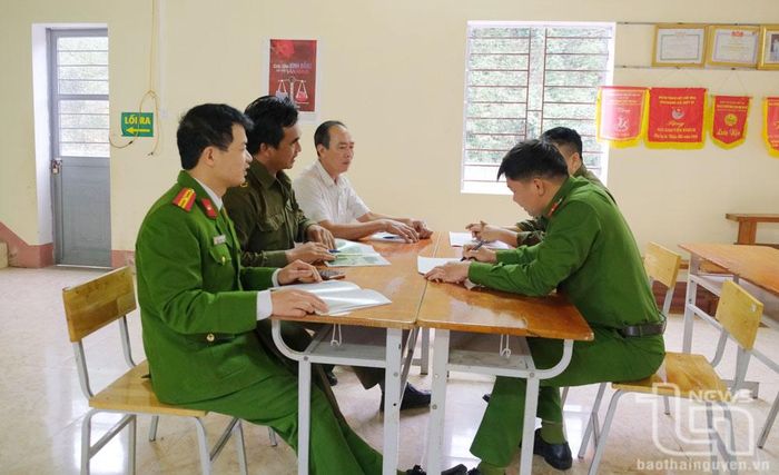 Công an xã Quy Kỳ (Định Hóa) hội ý nhanh với Tổ tự quản về an ninh trật tự nhằm triển khai kế hoạch trấn áp tội phạm.